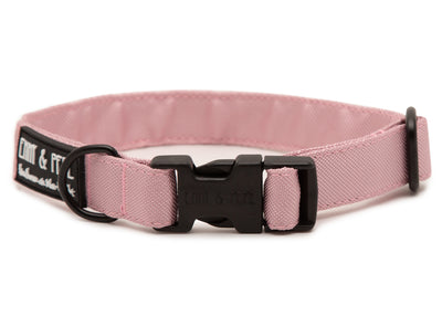 Rosafarbenes Hundehalsband. Das Halsband verfügt über eine robuste, schwarze Steckschnalle mit „EMMY & PEPE“-Gravur sowie schwarzem Metallring. Freigestellte Produktaufnahme auf weißem Hintergrund.