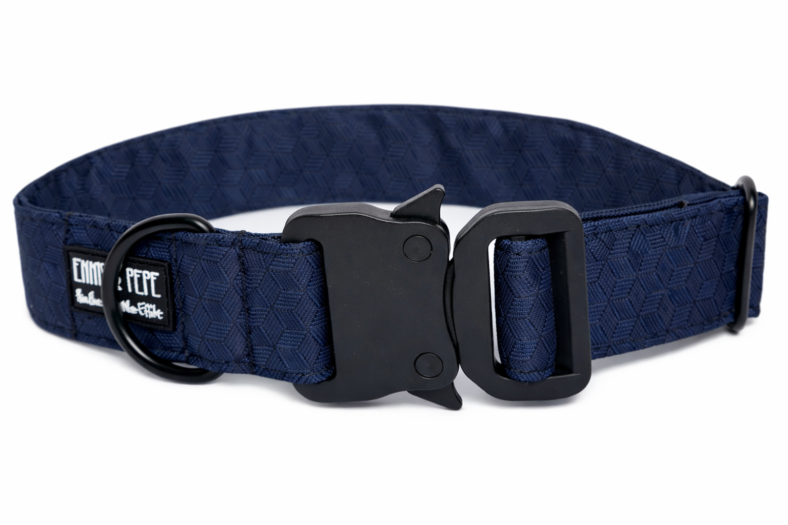 Blaues Hundehalsband aus Stoff mit schwarzem Kunststoff-Sicherheitsverschluss und schwarzem Metallring zur Befestigung einer Leine. Das Halsband ist vor weißem Hintergrund fotografiert und zeigt eine breite, verstellbare Ausführung mit gepolsterter Innenseite. Auf einem kleinen Etikett am Ring ist ein Markenlogo zu erkennen.