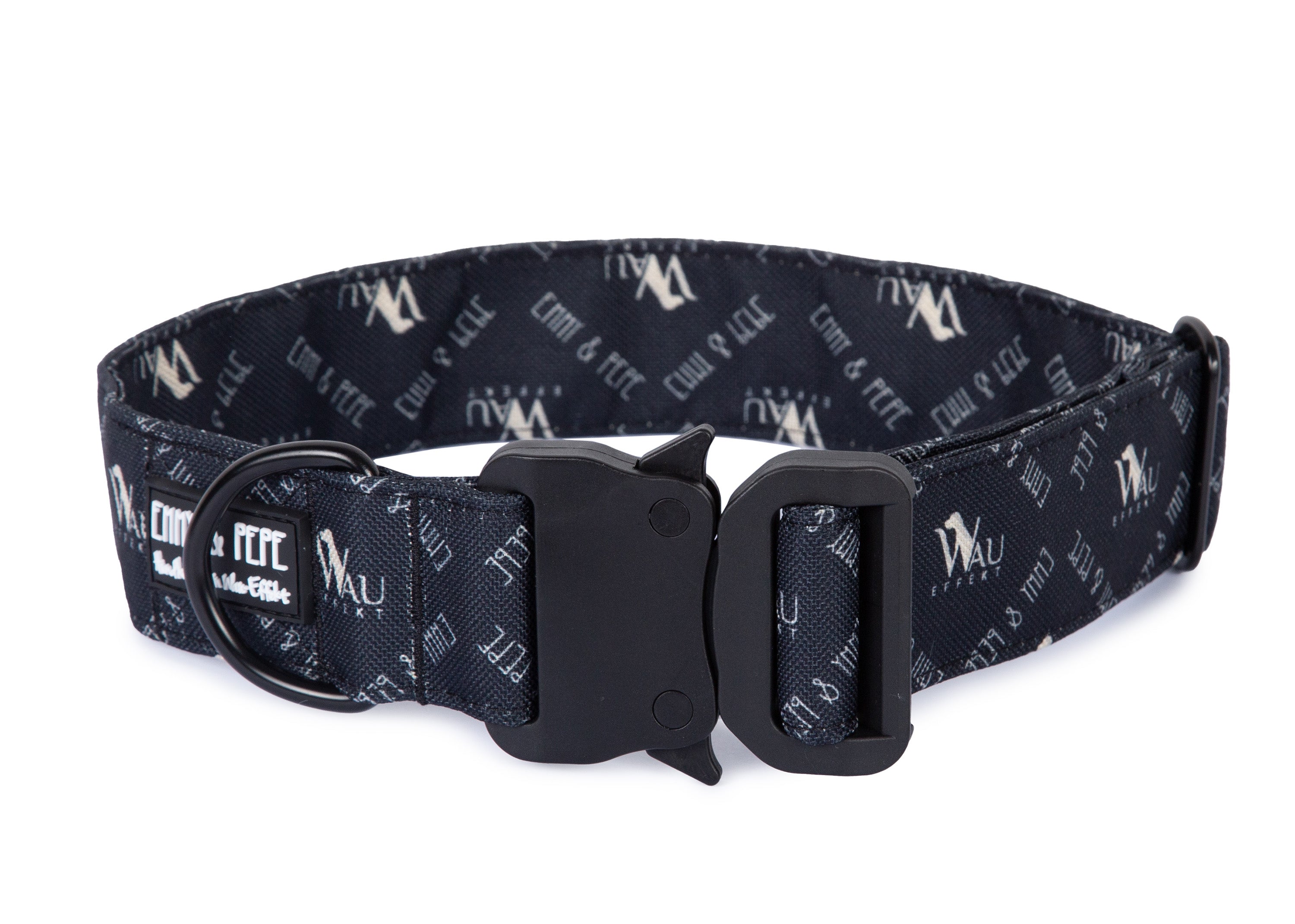 Schwarzes Hundehalsband mit Wau-Effekt Aufdruck aus Stoff mit schwarzem Kunststoff-Sicherheitsverschluss und schwarzem Metallring zur Befestigung einer Leine. Das Halsband ist vor weißem Hintergrund fotografiert und zeigt eine breite, verstellbare Ausführung mit gepolsterter Innenseite. Auf einem kleinen Etikett am Ring ist ein Markenlogo zu erkennen.