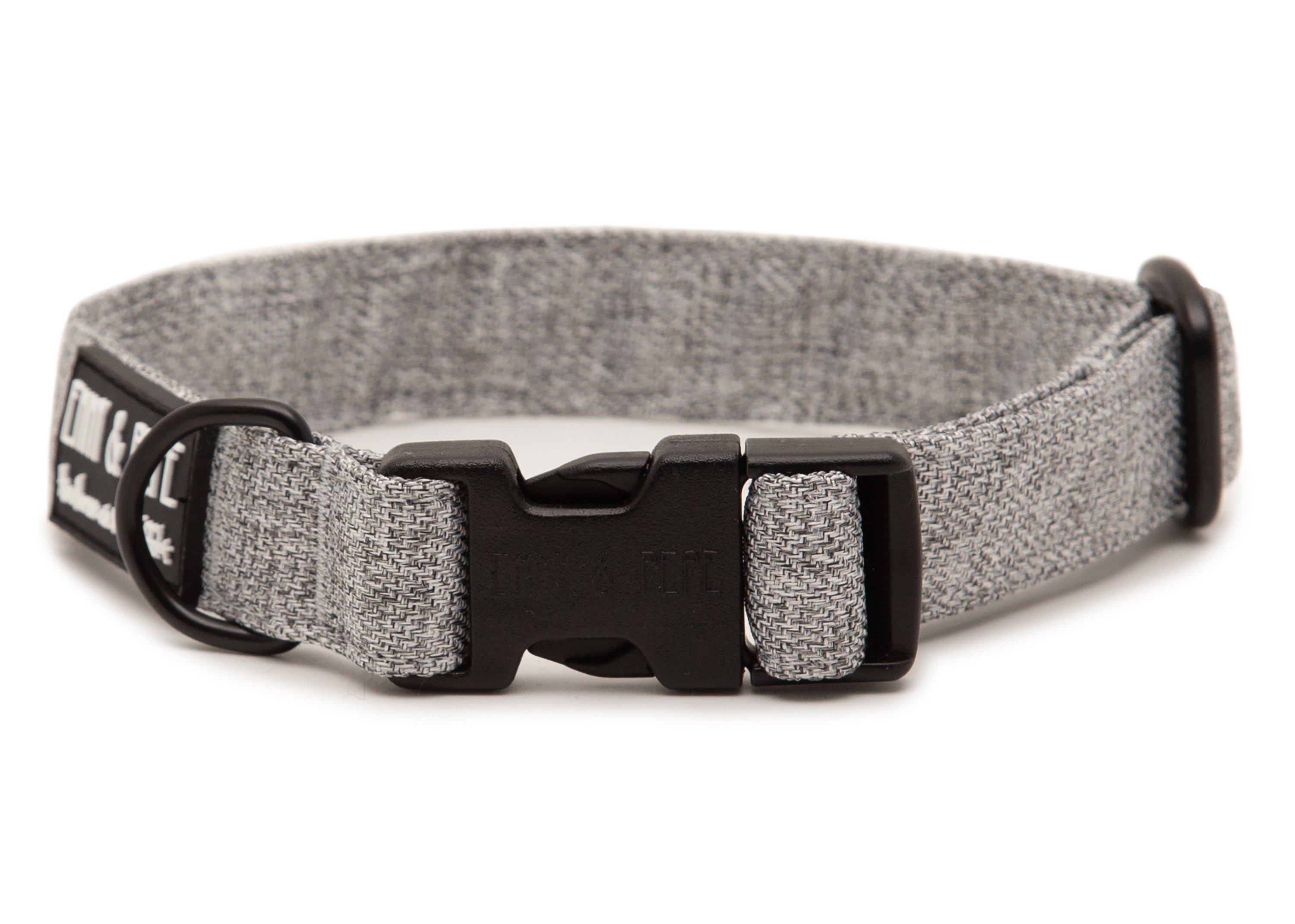 Graues Hundehalsband. Das Halsband verfügt über eine robuste, schwarze Steckschnalle mit „EMMY & PEPE“-Gravur sowie goldenem Metallring. Freigestellte Produktaufnahme auf weißem Hintergrund.