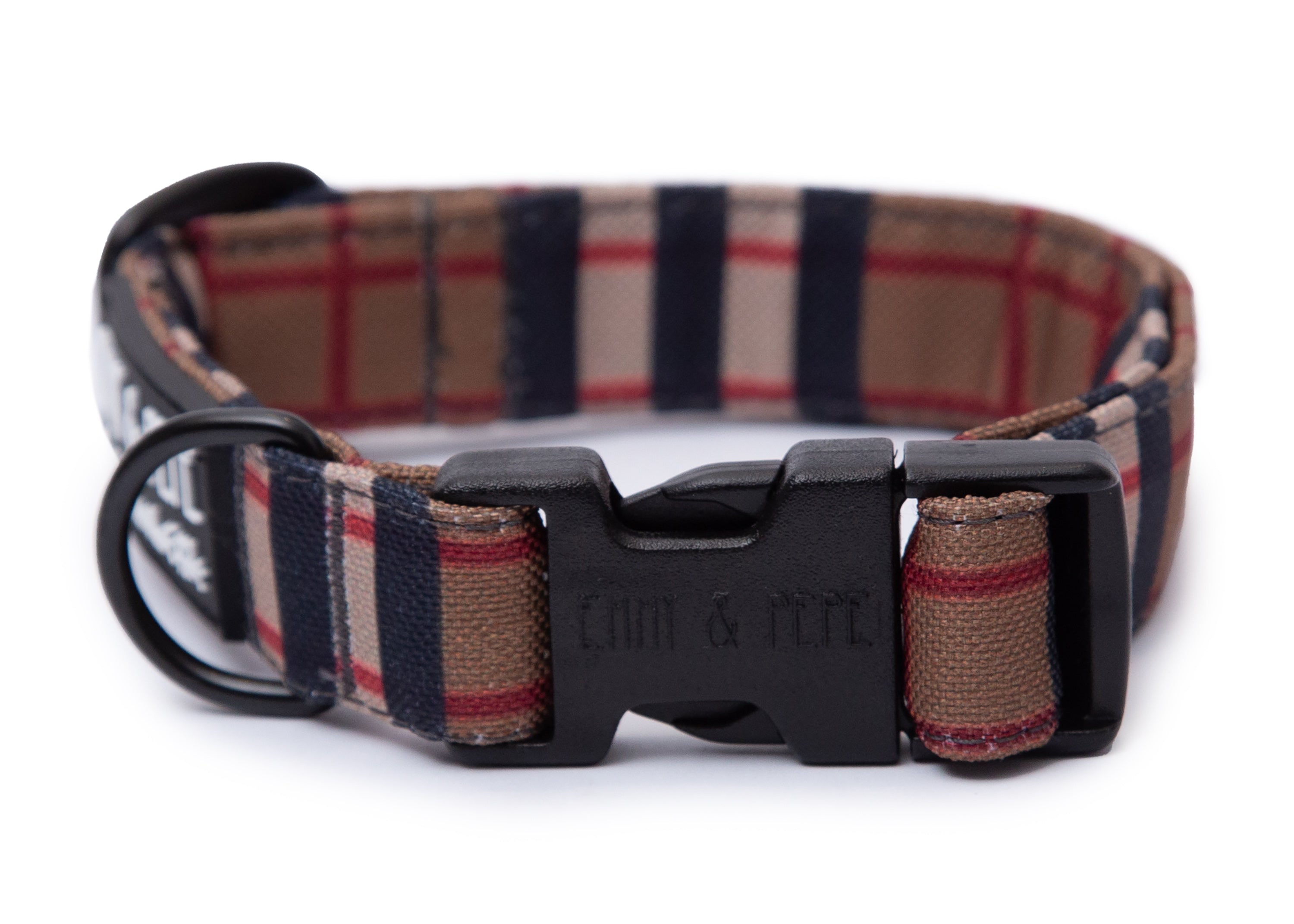 Kariertes Hundehalsband. Das Halsband verfügt über eine robuste, schwarze Steckschnalle mit „EMMY & PEPE“-Gravur sowie schwarzem Metallring. Freigestellte Produktaufnahme auf weißem Hintergrund.