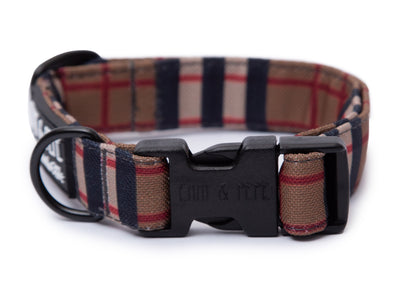 Kariertes Hundehalsband. Das Halsband verfügt über eine robuste, schwarze Steckschnalle mit „EMMY & PEPE“-Gravur sowie schwarzem Metallring. Freigestellte Produktaufnahme auf weißem Hintergrund.