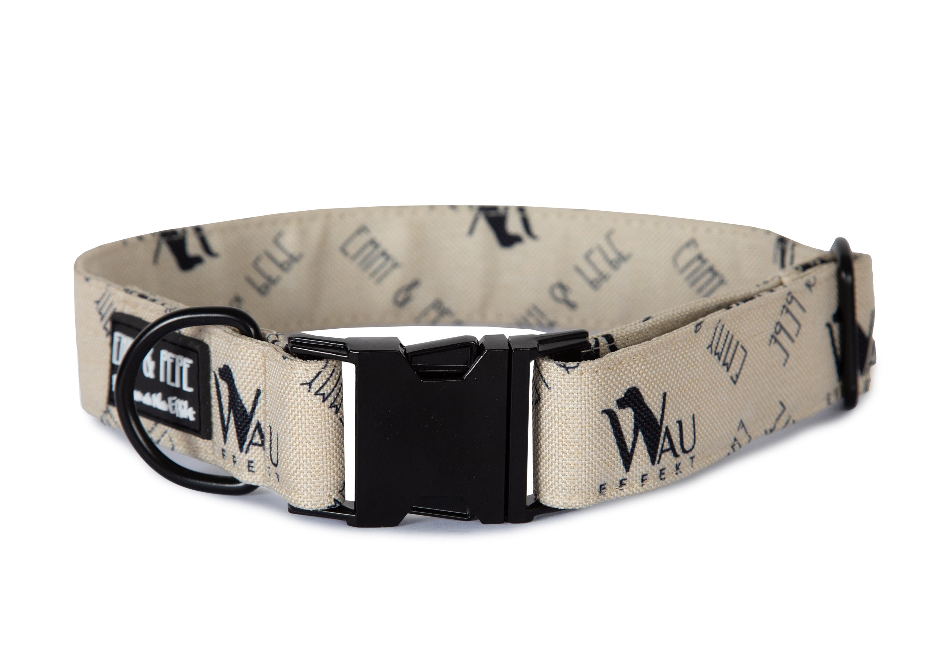 Cremefarbenes Hundehalsband mit Wau-Effekt Aufdruck. Das Halsband verfügt über eine robuste, schwarzer Steckschnalle mit „EMMY & PEPE“-Gravur sowie schwarzem Metallring. Freigestellte Produktaufnahme auf weißem Hintergrund.