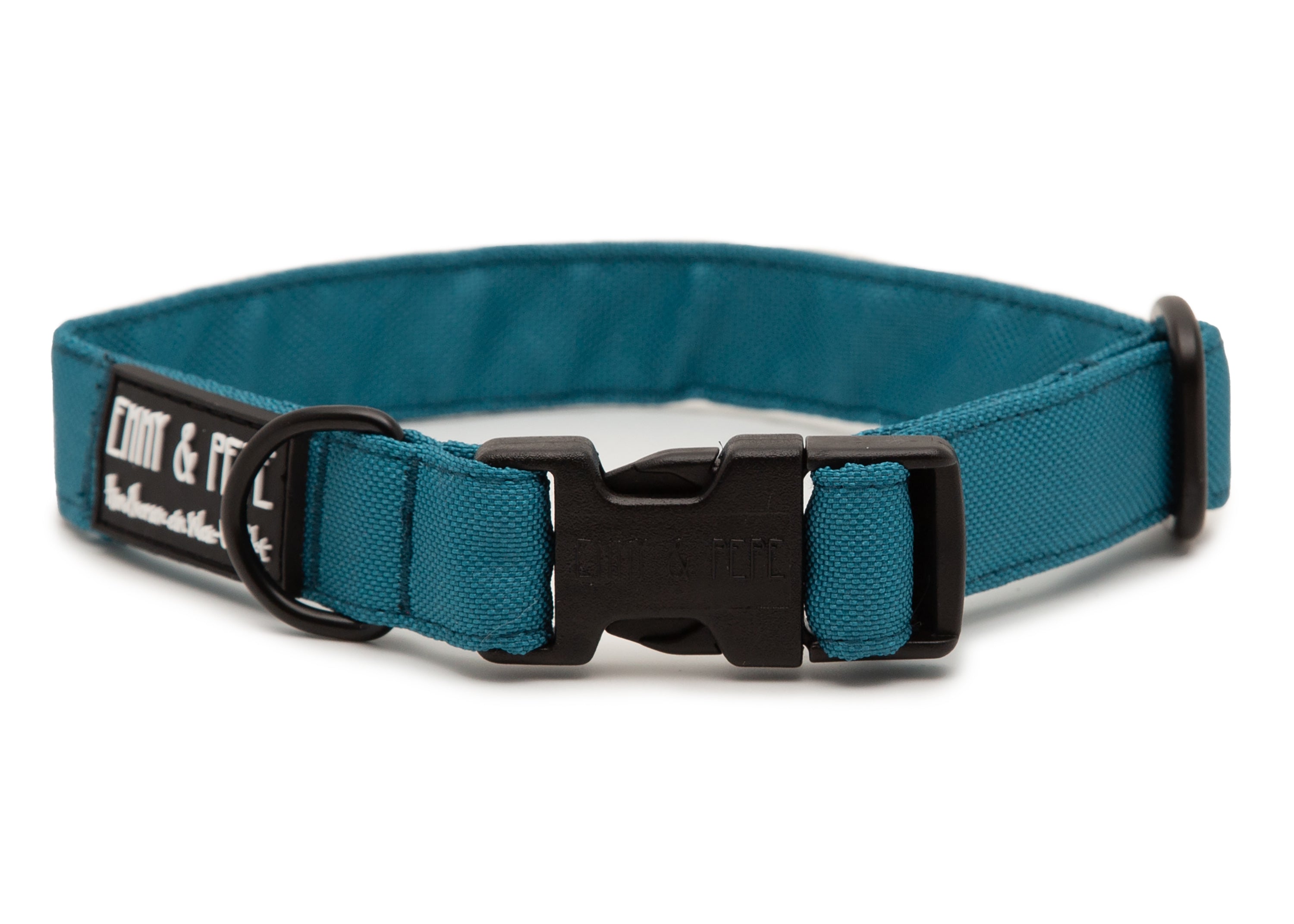 Blaues Hundehalsband. Das Halsband verfügt über eine robuste, schwarze Steckschnalle mit „EMMY & PEPE“-Gravur sowie schwarzem Metallring. Freigestellte Produktaufnahme auf weißem Hintergrund.