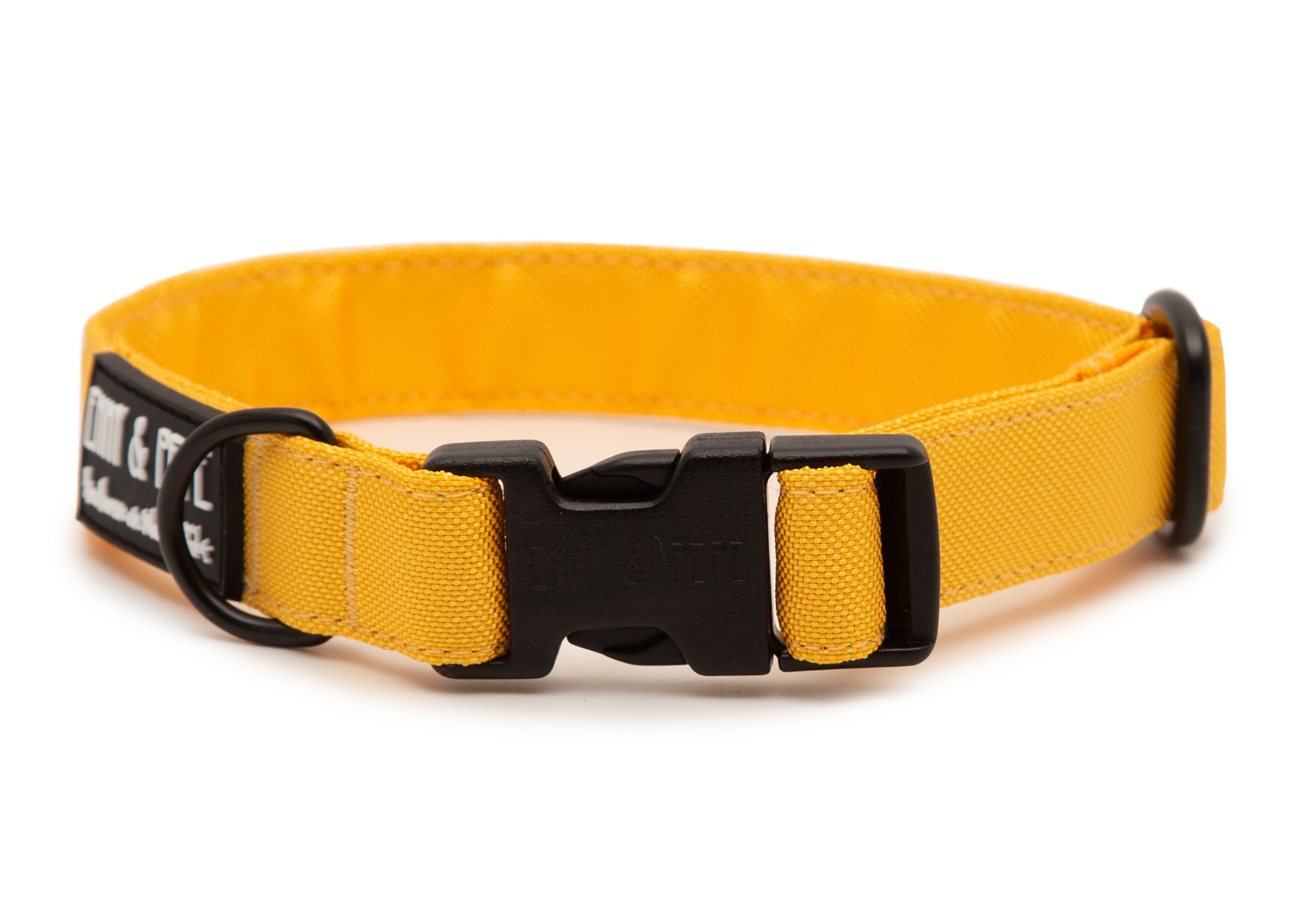 Gelbes Hundehalsband. Das Halsband verfügt über eine robuste, schwarze Steckschnalle mit „EMMY & PEPE“-Gravur sowie schwarzem Metallring. Freigestellte Produktaufnahme auf weißem Hintergrund.