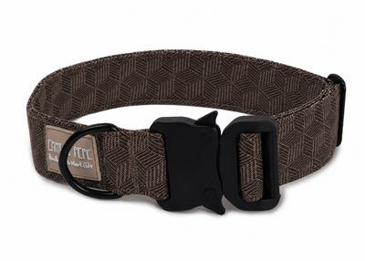 Braunes Hundehalsband aus Stoff mit schwarzem Kunststoff-Sicherheitsverschluss und schwarzem Metallring zur Befestigung einer Leine. Das Halsband ist vor weißem Hintergrund fotografiert und zeigt eine breite, verstellbare Ausführung mit gepolsterter Innenseite. Auf einem kleinen Etikett am Ring ist ein Markenlogo zu erkennen.