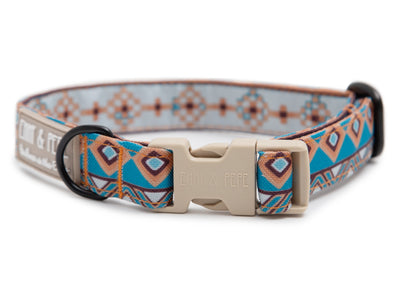 Buntes Hundehalsband in Bohomusteer. Das Halsband verfügt über eine robuste, cremefarbene Steckschnalle mit „EMMY & PEPE“-Gravur sowie schwarzem Metallring. Freigestellte Produktaufnahme auf weißem Hintergrund.