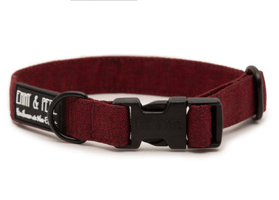 Bordeauxfarbenes Hundehalsband. Das Halsband verfügt über eine robuste, schwarze Steckschnalle mit „EMMY & PEPE“-Gravur sowie schwarzem Metallring. Freigestellte Produktaufnahme auf weißem Hintergrund.