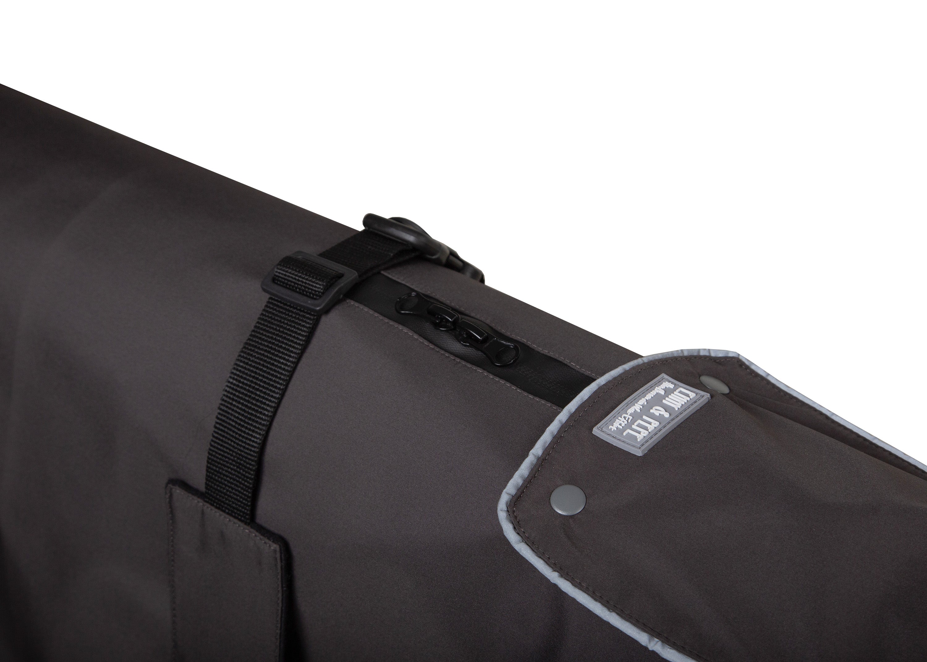 Detailansicht des Wau-Coat 2-in-1 Hundemantels in Anthrazit mit wasserdichtem Reißverschluss für Leinenöffnung und reflektierenden Details
