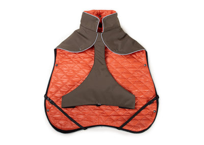 Innenansicht des Wau-Coat Hundemantels in Olive mit herausnehmbarem Innenfutter in Orange, Bauchschutz und verstellbaren Beinschlaufen