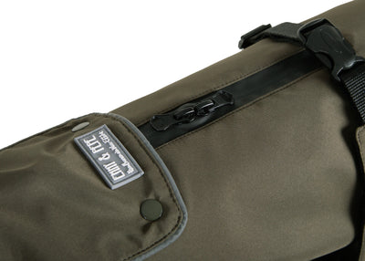 Detailansicht des Wau-Coat 2-in-1 Hundemantels in Olive mit wasserdichtem Reißverschluss für Leinenöffnung und reflektierenden Details