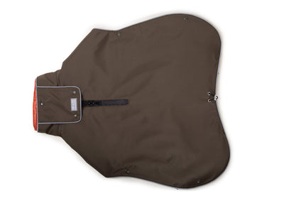 Rückenansicht des Wau-Coat Hundemantels mit wasserdichtem Zwei-Wege-Reißverschluss und verstellbarem Rückenabschluss in Olive