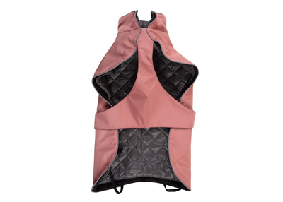 Innenansicht des Wau-Coat Hundemantels  in Rosa mit herausnehmbarem Innenfutter in Grau, hohem Kragen und integriertem Bauchschutz