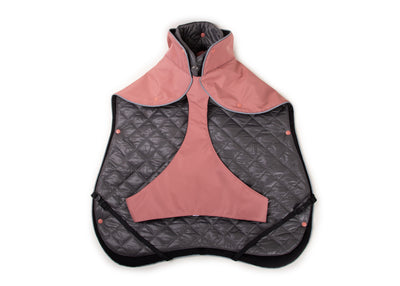 Innenansicht des Wau-Coat Hundemantels in Rosa mit herausnehmbarem Innenfutter in Grau, Bauchschutz und verstellbaren Beinschlaufen