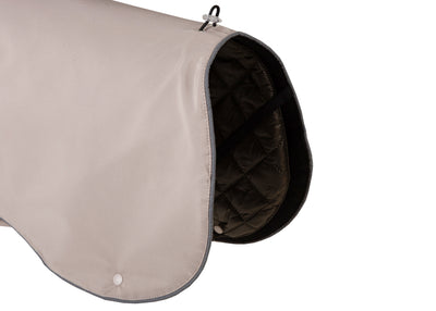 Wau-Coat Hundemantel in Taupe mit verstellbarem Rückenabschluss und herausnehmbarem Innenfutter für optimalen Wetterschutz mit praktischen Beinschlaufen