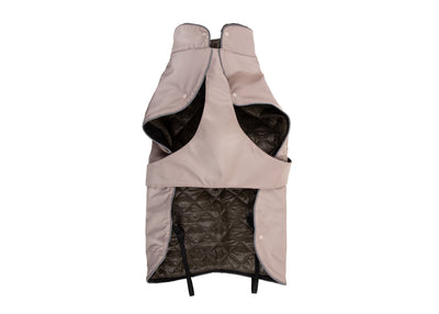 Innenansicht des Wau-Coat Hundemantels  in Taupe mit herausnehmbarem Innenfutter in Olive, hohem Kragen und integriertem Bauchschutz