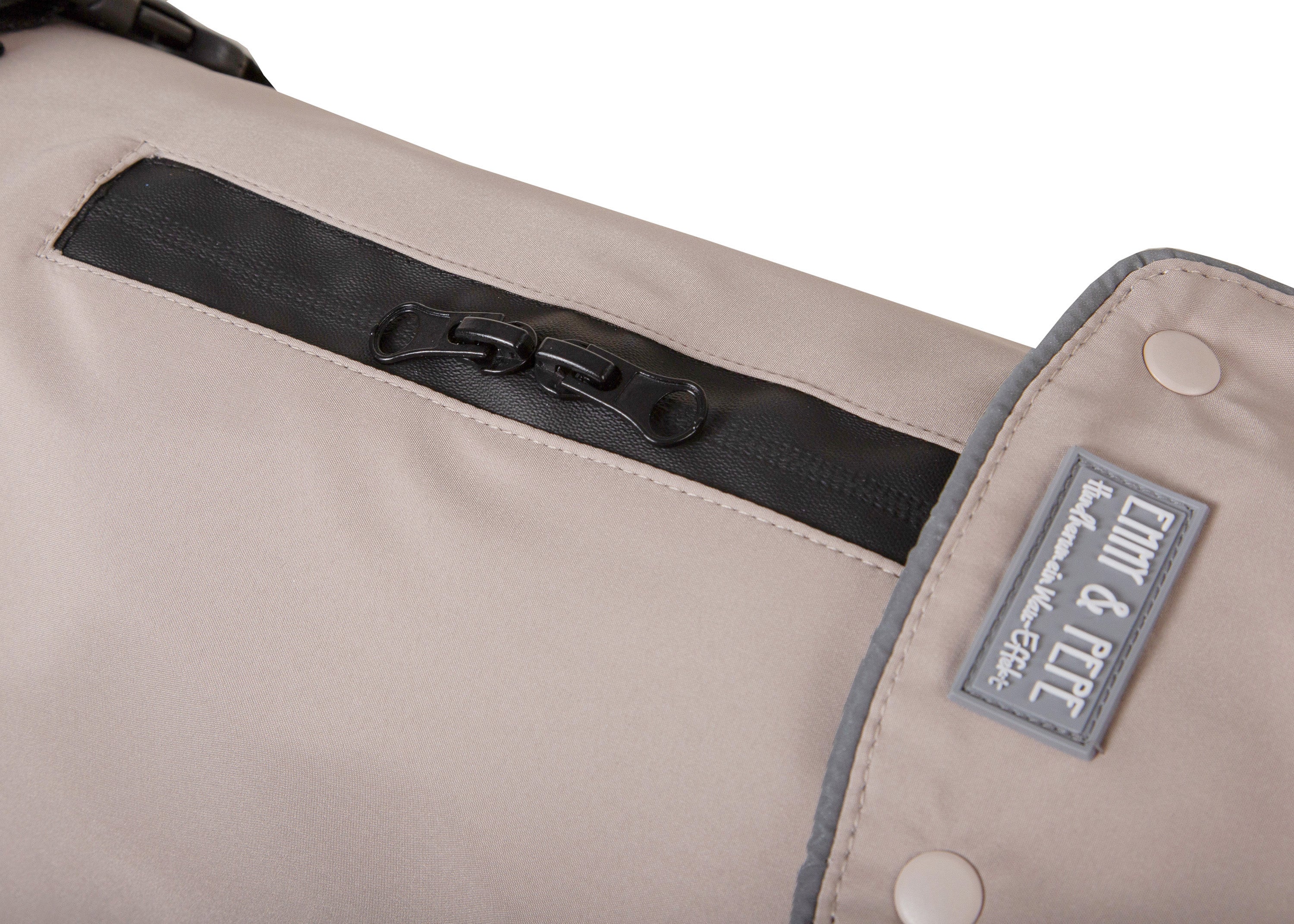 Detailansicht des Wau-Coat 2-in-1 Hundemantels in Taupe mit wasserdichtem Reißverschluss für Leinenöffnung und reflektierenden Details