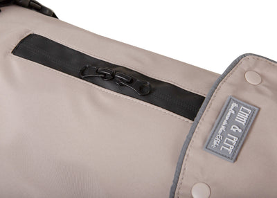 Detailansicht des Wau-Coat 2-in-1 Hundemantels in Taupe mit wasserdichtem Reißverschluss für Leinenöffnung und reflektierenden Details