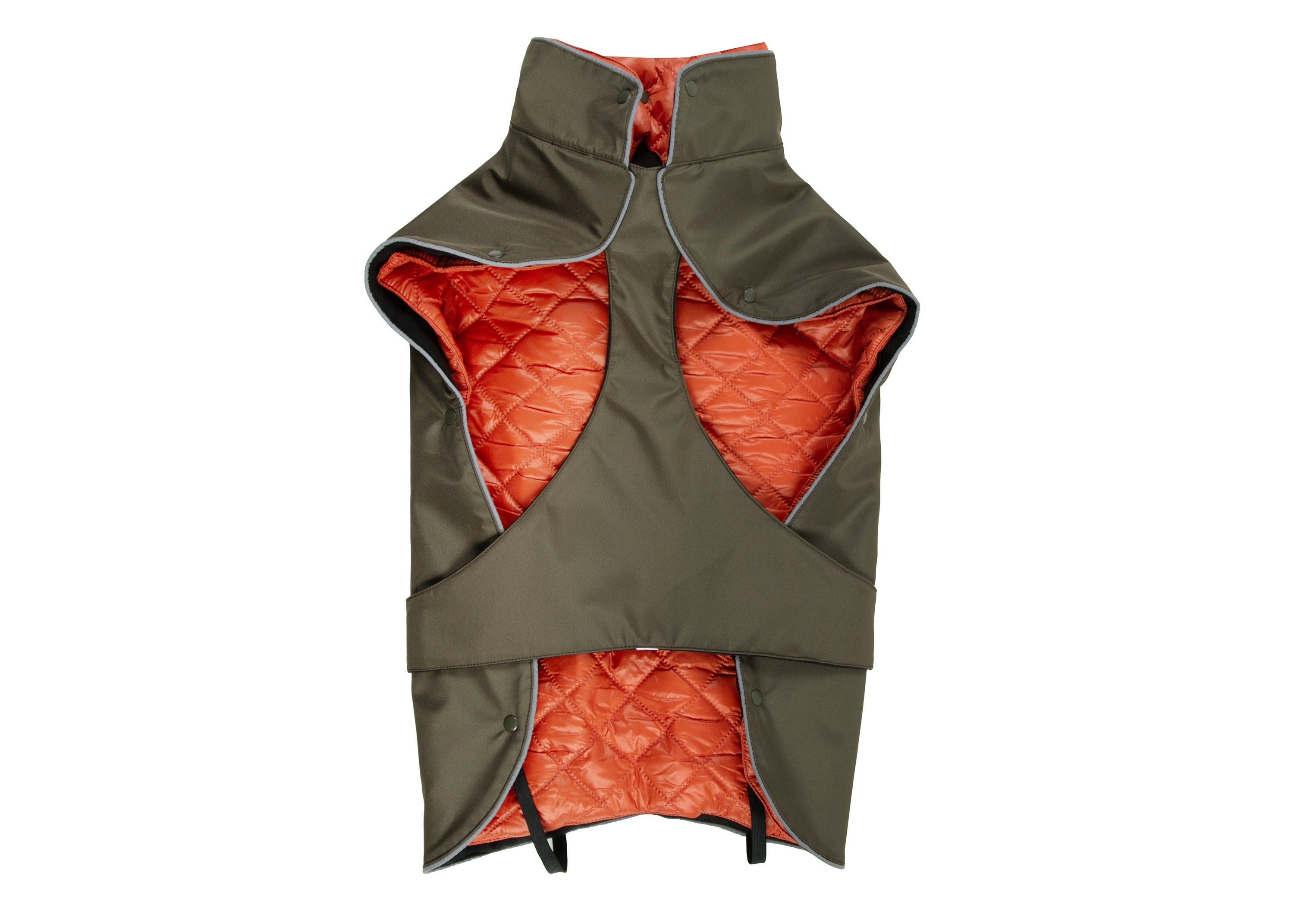 Innenansicht des Wau-Coat Hundemantels  in Olive mit herausnehmbarem Innenfutter in Orange, hohem Kragen und integriertem Bauchschutz