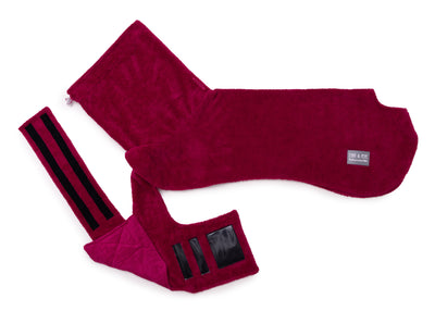 Hundebademantel aus Bambusfaser Magenta mit geöffnetem Bauchgurt