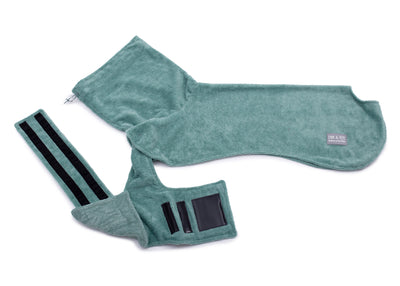 Hundebademantel aus Bambusfaser Rosmarin mit geöffnetem Bauchteil