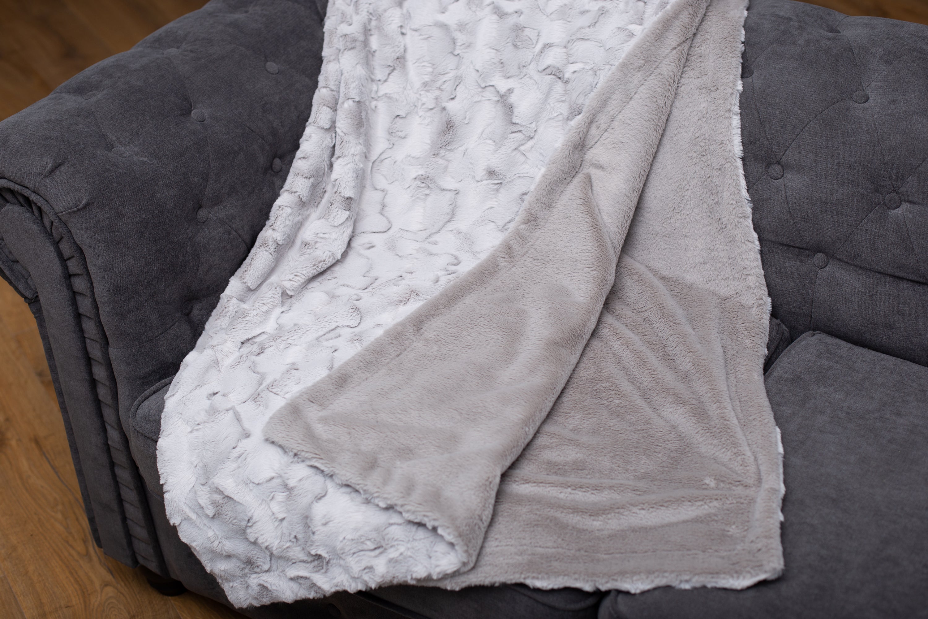 Hundedecke kuschelig Wild Wave Light Grey auf dem Sofa ausgebreitet