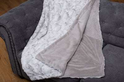 Hundedecke kuschelig Wild Wave Light Grey auf dem Sofa ausgebreitet