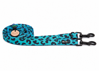 Wau-Move Hundeleine Leo Aqua in blauem Leomuster von EMMY & PEPE – dreifach verstellbar mit schwarzen Bolzenkarabinern
