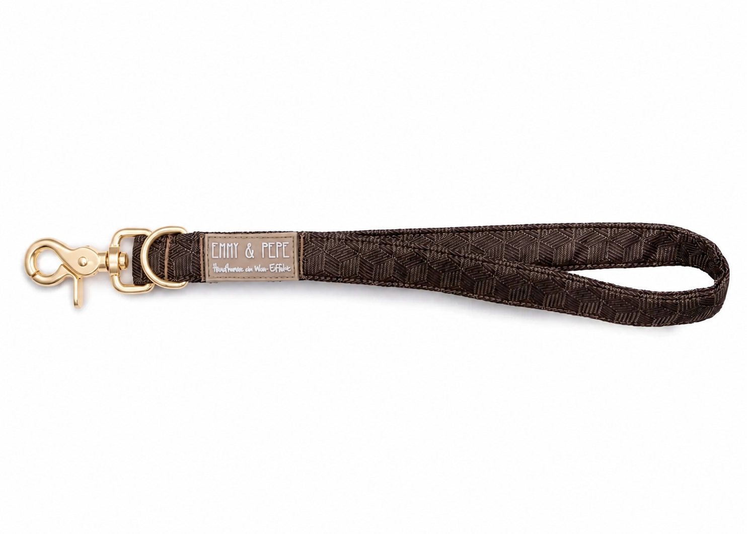 Braune Handschlaufe von Emmy & Pepe mit geometrischem Muster und heller goldfarbener Hardware auf weißem Hintergrund. Die kurze Schlaufe besitzt einen goldenen Karabiner sowie einen D-Ring und ist mit einem beigen Markenlabel versehen.