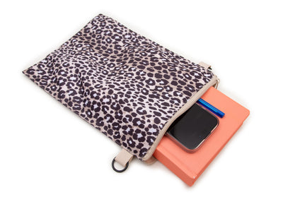 Wau-Backpack Reisdecke für Hunde Leo Dark Detailansicht Tasche