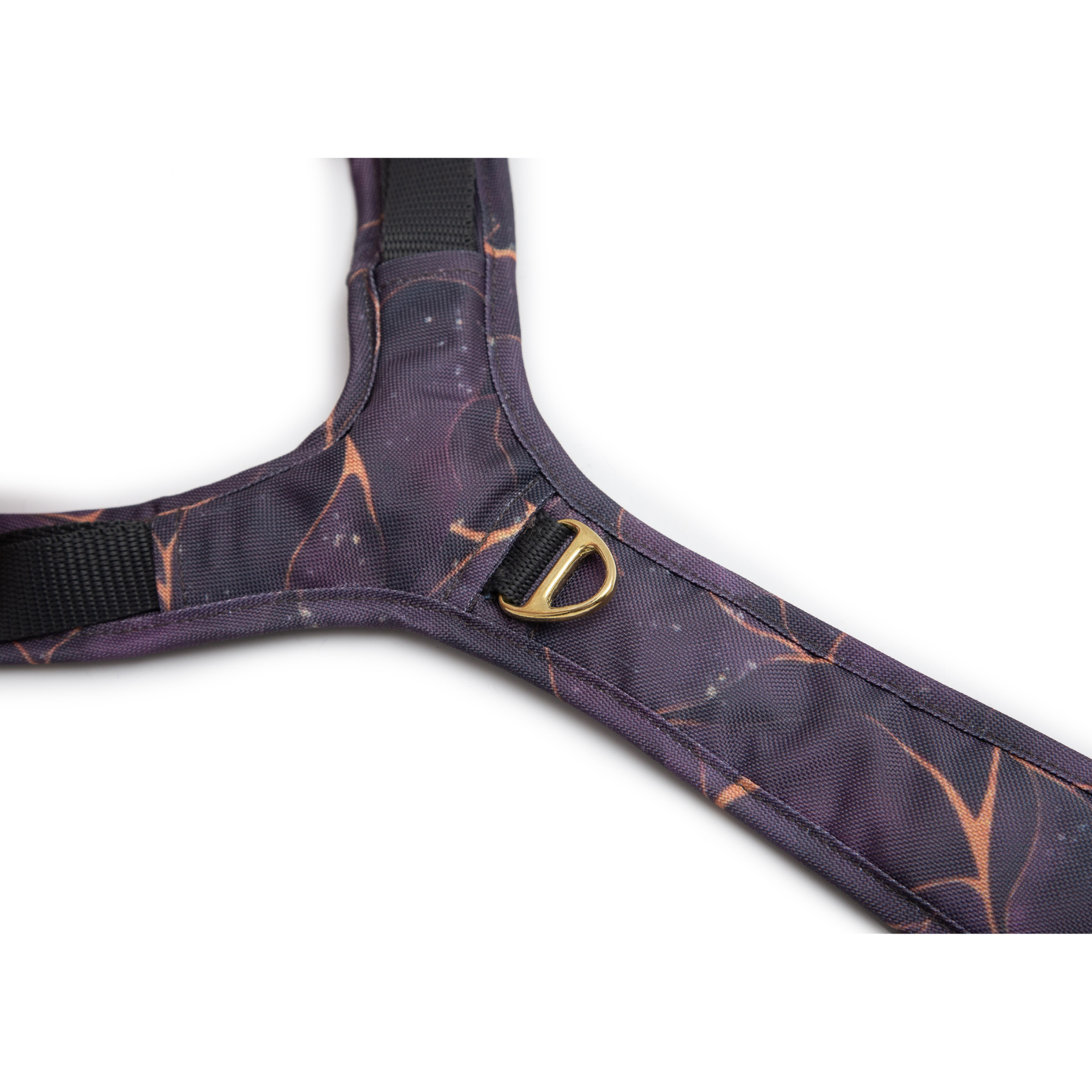 Nahaufnahme des Brustrings am Wau-Move Open Neck Hundegeschirr in Golden Plum (dunkles Violett mit goldenen Adern-Muster), goldfarbener D-Ring für Training und mehr Führung