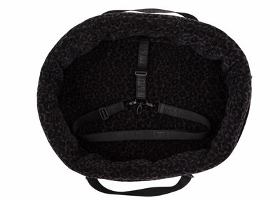 Wau-Snuggle Reisebett in oval mit einem weichen, schwarz/grauem Innenfutter mit Leopardenmuster und schwarzen Gurten zum Anschnallen innen