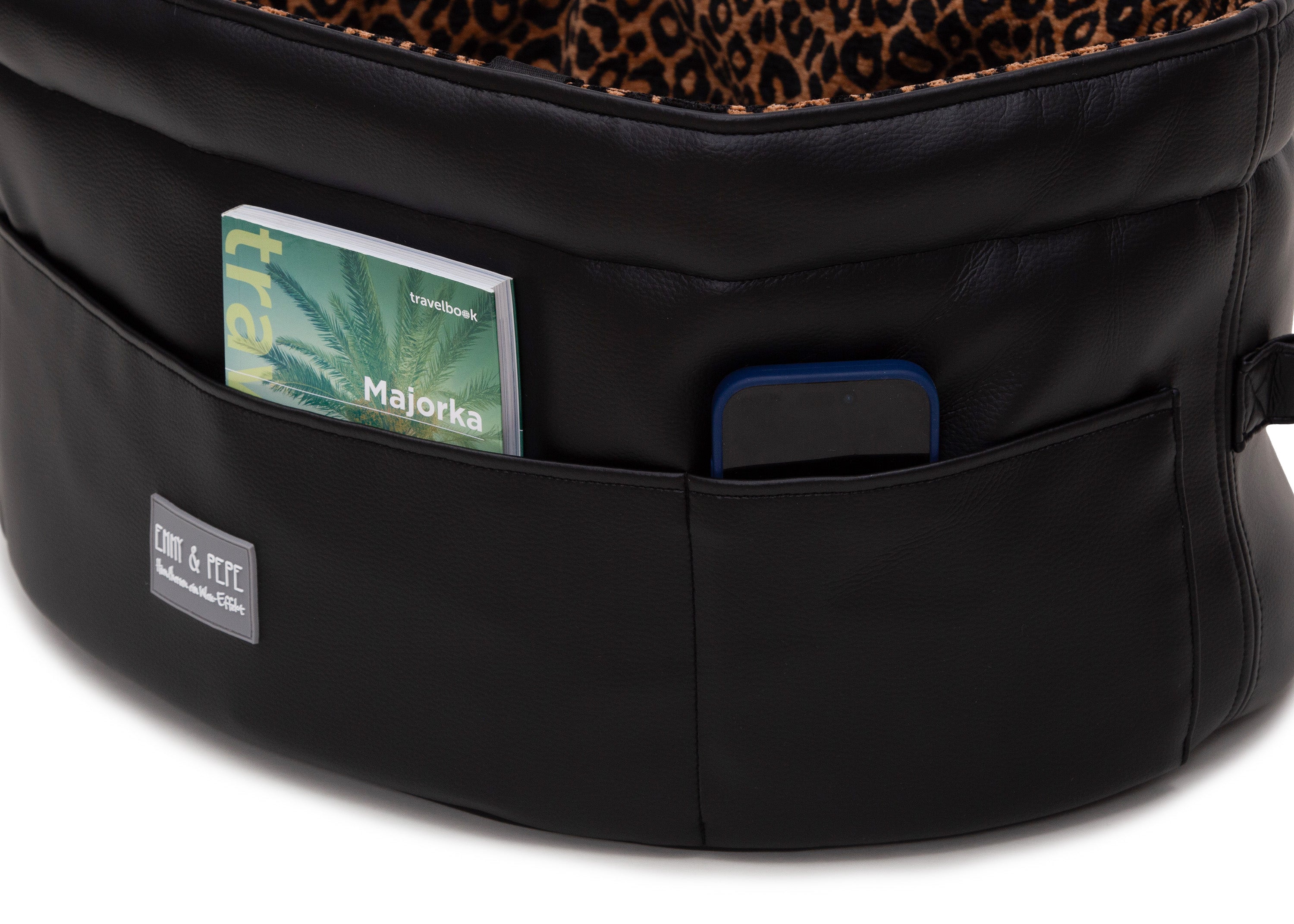 Außentaschen des Wau-Snuggle Reisebett in oval mit robustem schwarzen Kunstleder an der Außenseite 