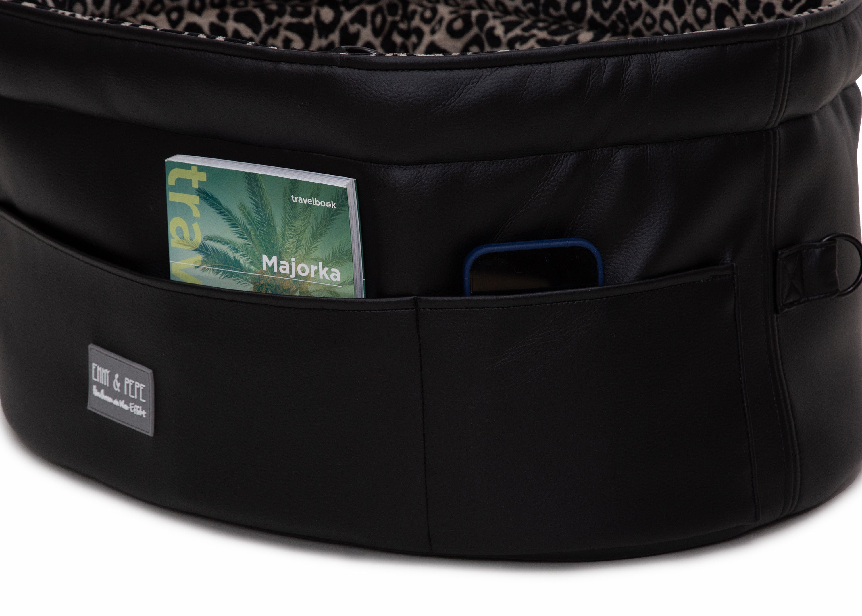 Außentaschen des Wau-Snuggle Reisebett in oval mit robustem schwarzen Kunstleder an der Außenseite 