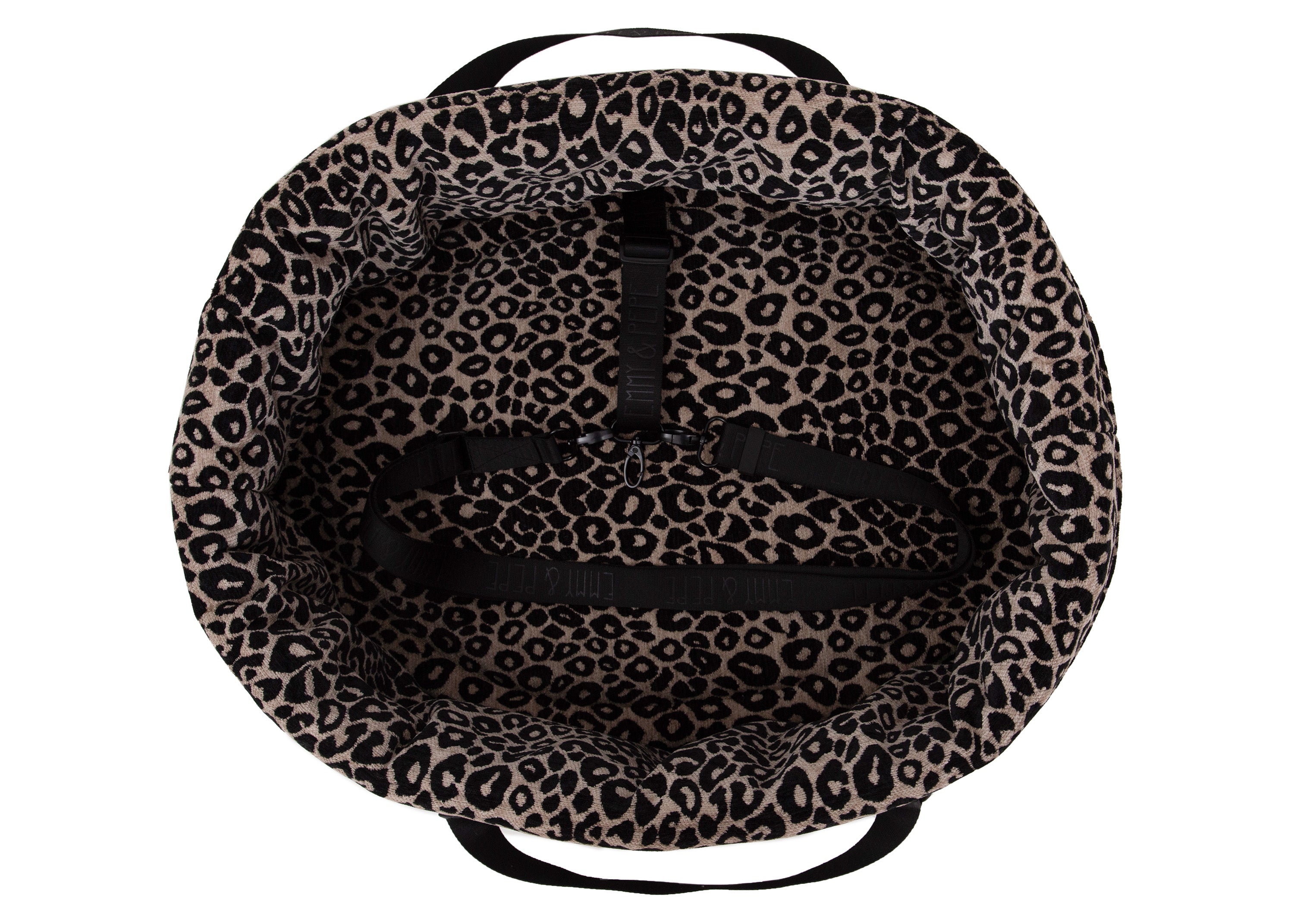 Wau-Snuggle Reisebett in oval mit einem weichen, beigen Innenfutter mit schwarzem Leopardenmuster und schwarzen Gurten zum Anschnallen innen