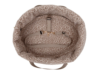 Wau-Snuggle Reisebett in oval mit einem weichen, creme/braunem Innenfutter mit Leopardenmuster und creme farbenen Gurten zum Anschnallen innen