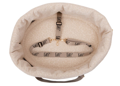 Wau-Snuggle Royal Hundekörbchen von EMMY & PEPE in ovaler Form von oben mit integriertem Befestigungsgurt, weicher Einlage und dezentem beigem Leo-Design.