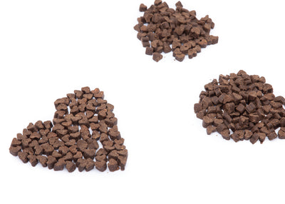 Hundeleckerlis E&P Pferd Softies 200g in Herzform gelegt