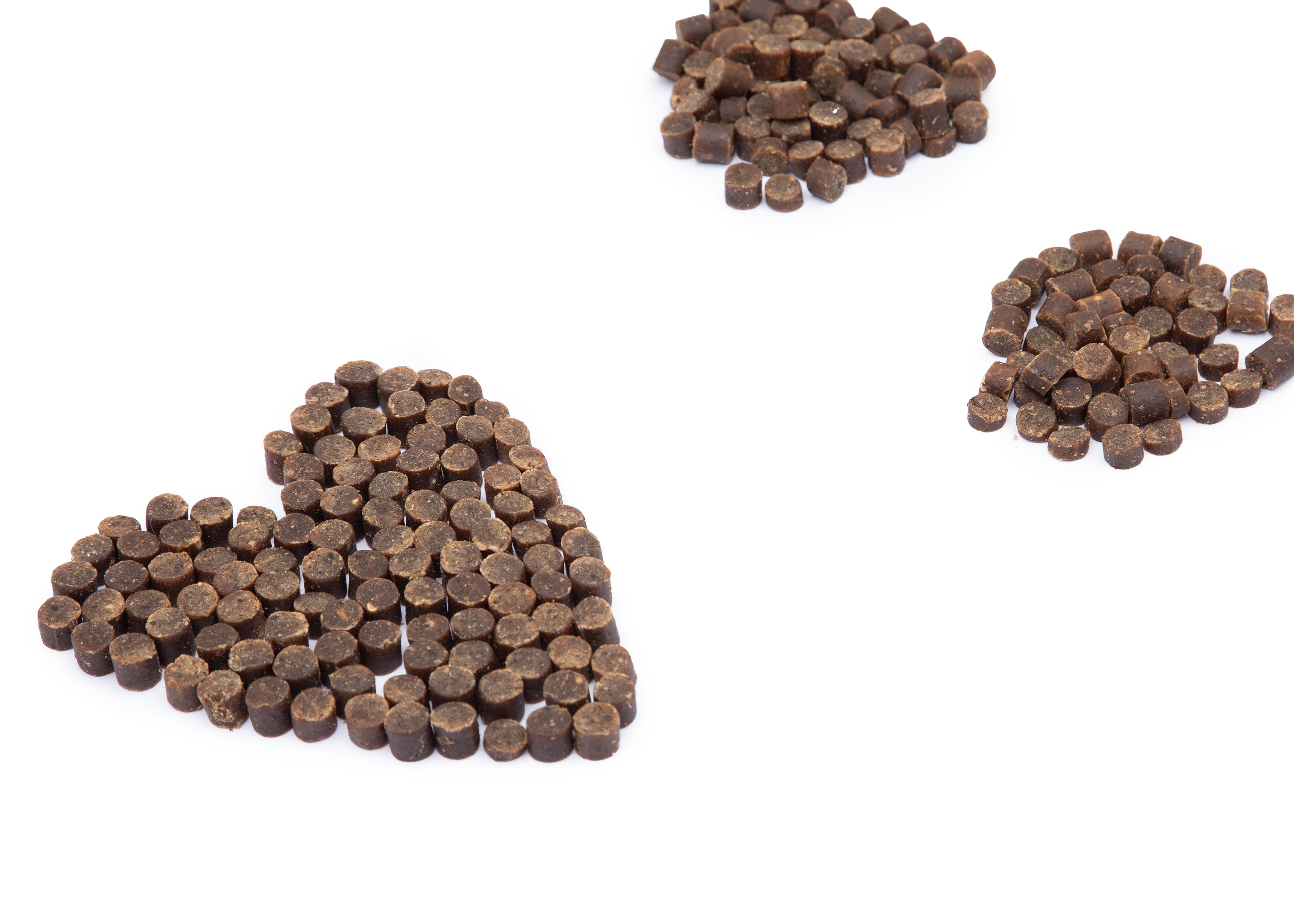 Hundeleckerlis E&P Wild Softies 200g in Herzform gelegt