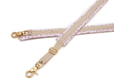 Detailansicht des Schultergurts vom Wau-Backpack Leo Creme mit goldenen Karabinern