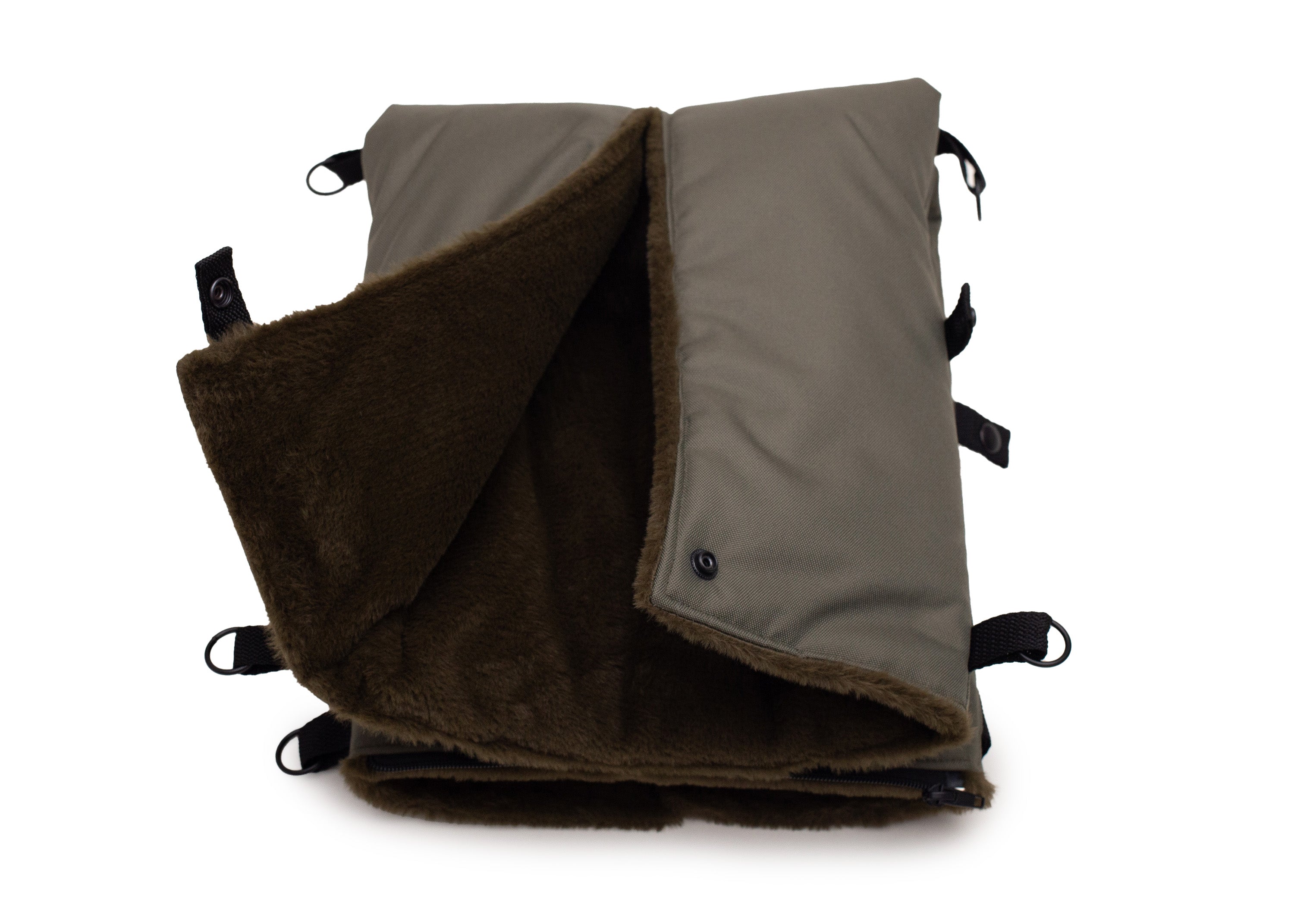 Wau-Backpack Hundedecke Lothar aus Outdoorstoff in Olive und weichem Innenstoff für Hunde. Wasserabweisend, faltbar und ideal als gemütlicher Liegeplatz unterwegs.