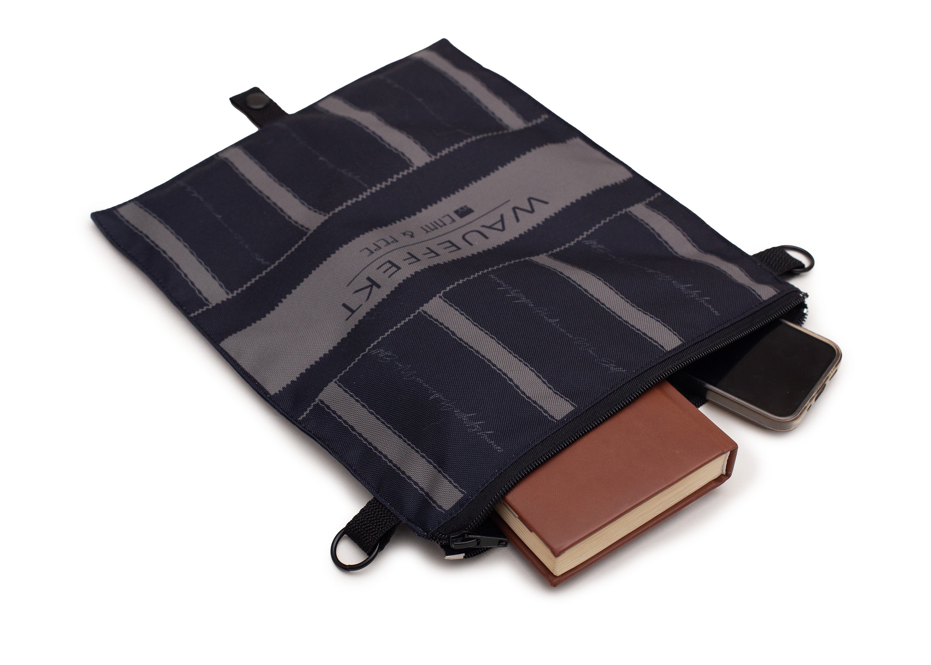 Abgelöste Klappe des Wau-Backpack Lothar als eigenständige Handtasche mit geöffnetem Fach, Handy und Notizbuch sichtbar