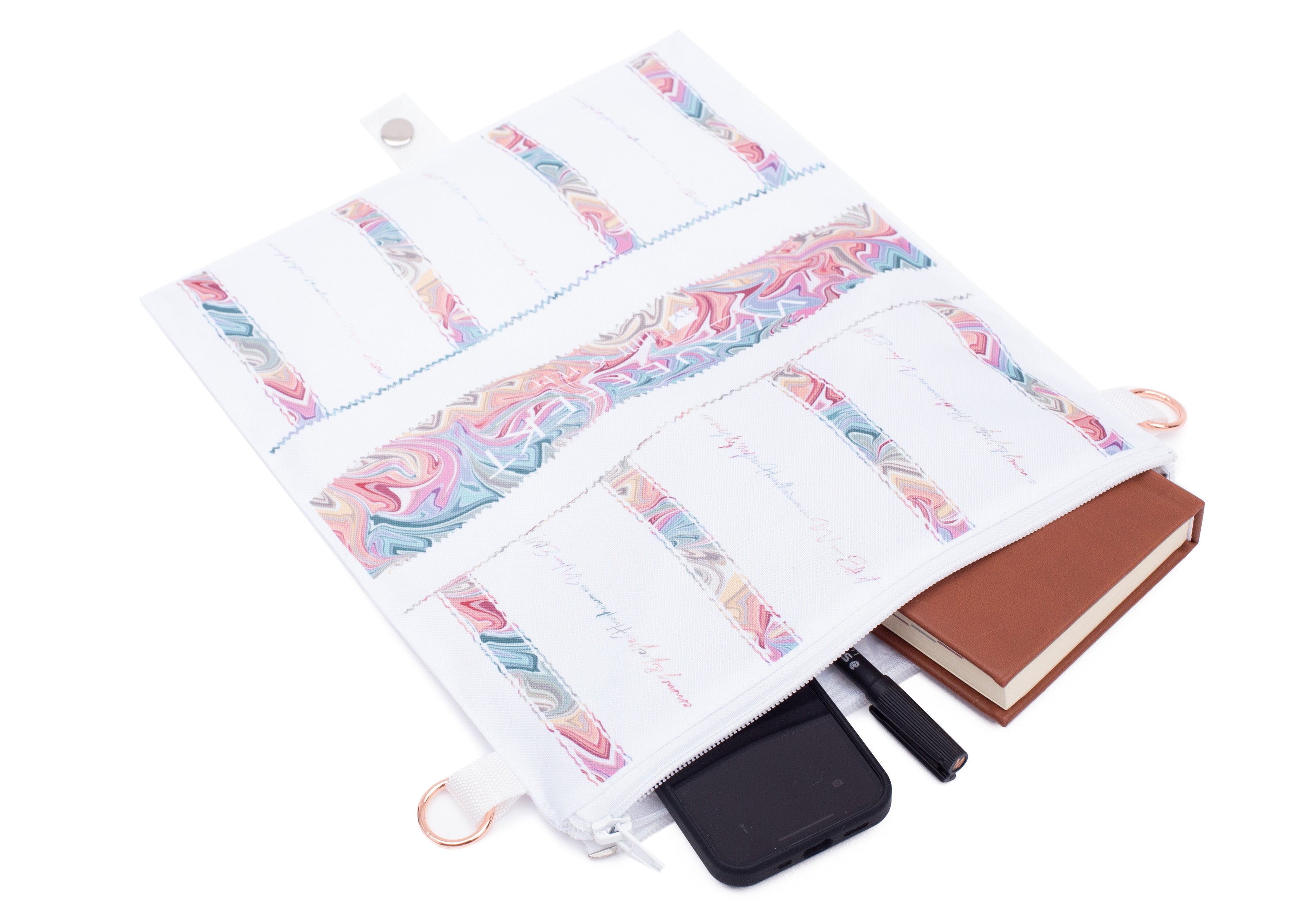 Abgelöste Klappe des Wau-Backpack Waussoni als eigenständige Handtasche mit geöffnetem Fach, Handy und Notizbuch samt Stift sichtbar