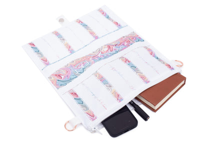 Abgelöste Klappe des Wau-Backpack Waussoni als eigenständige Handtasche mit geöffnetem Fach, Handy und Notizbuch samt Stift sichtbar