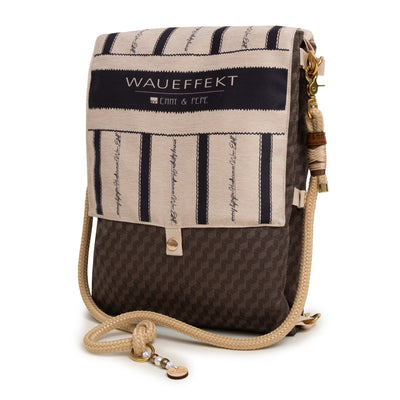 Wau-Backpack Hazel frontal mit Streifenmuster der Klappe und goldfarbenen Metalldetails