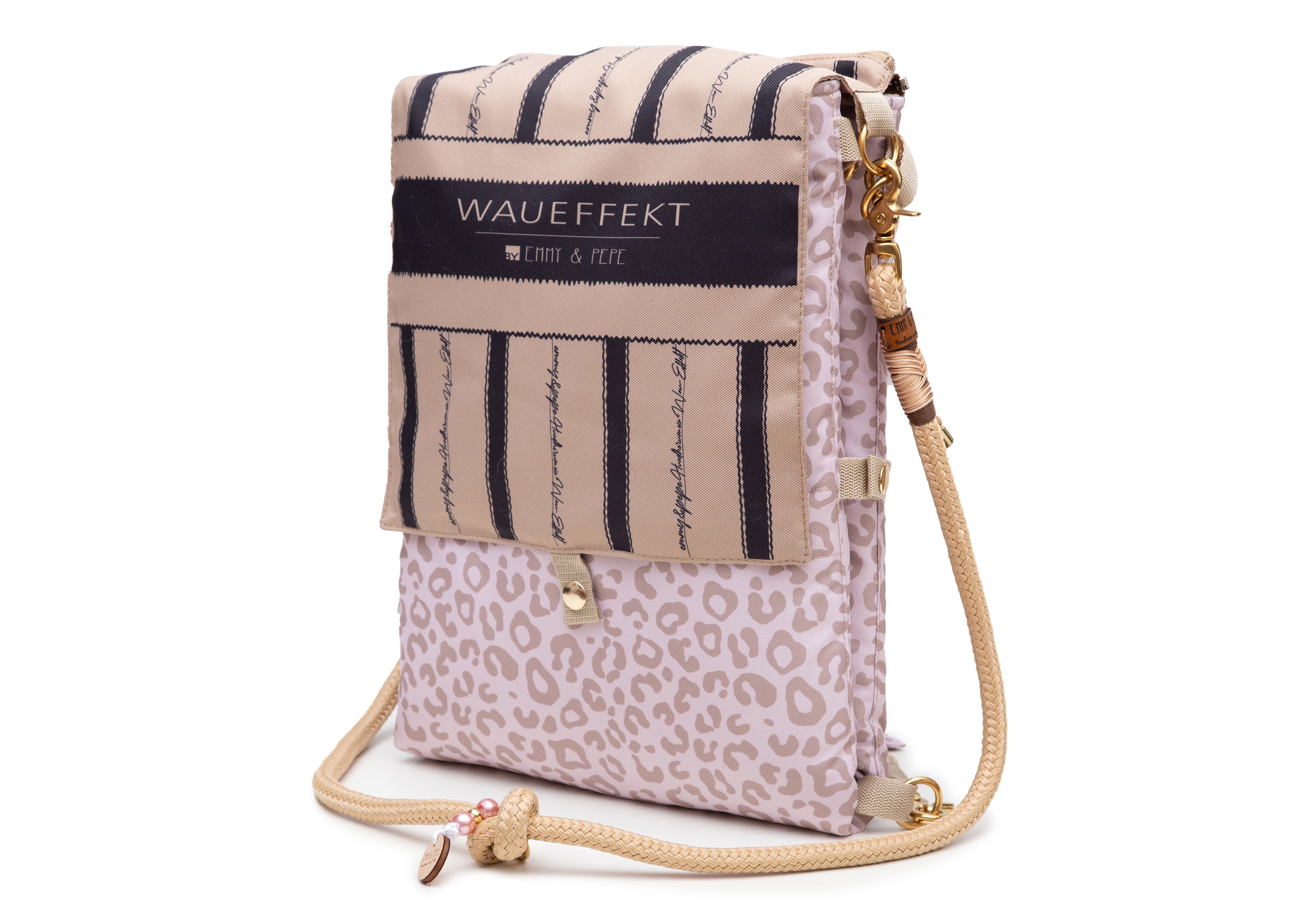 Wau-Backpack Leo Creme in Creme frontal mit Streifenmuster der Klappe, mit Tau in Creme und goldenen Metalldetails
