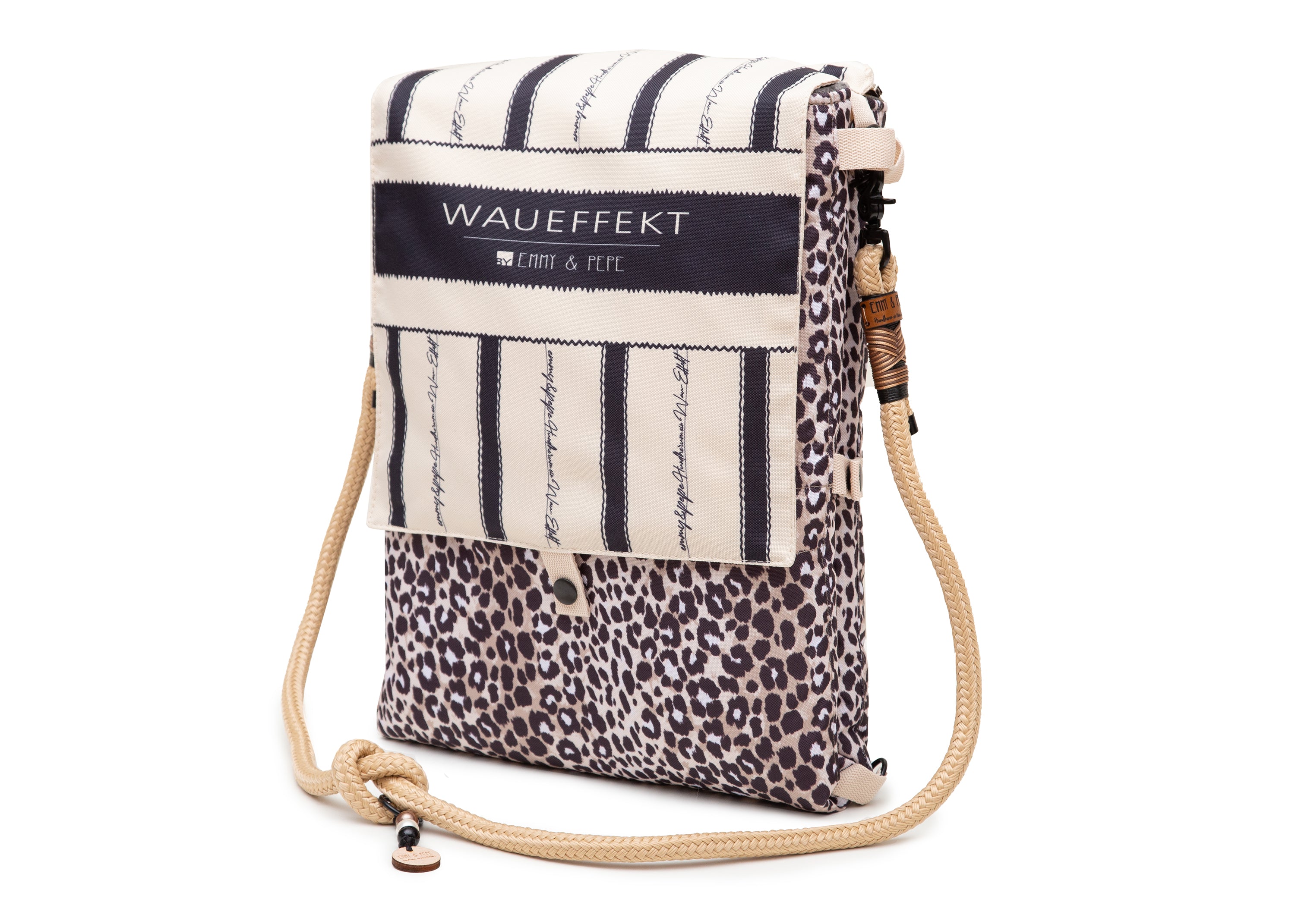 Wau-Backpack Leo Dark in Creme und Braun frontal mit Streifenmuster der Klappe, mit Tau in Creme und schwarzen Metalldetails