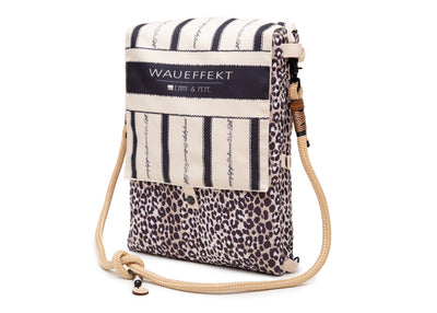Wau-Backpack Leo Dark in Creme und Braun frontal mit Streifenmuster der Klappe, mit Tau in Creme und schwarzen Metalldetails