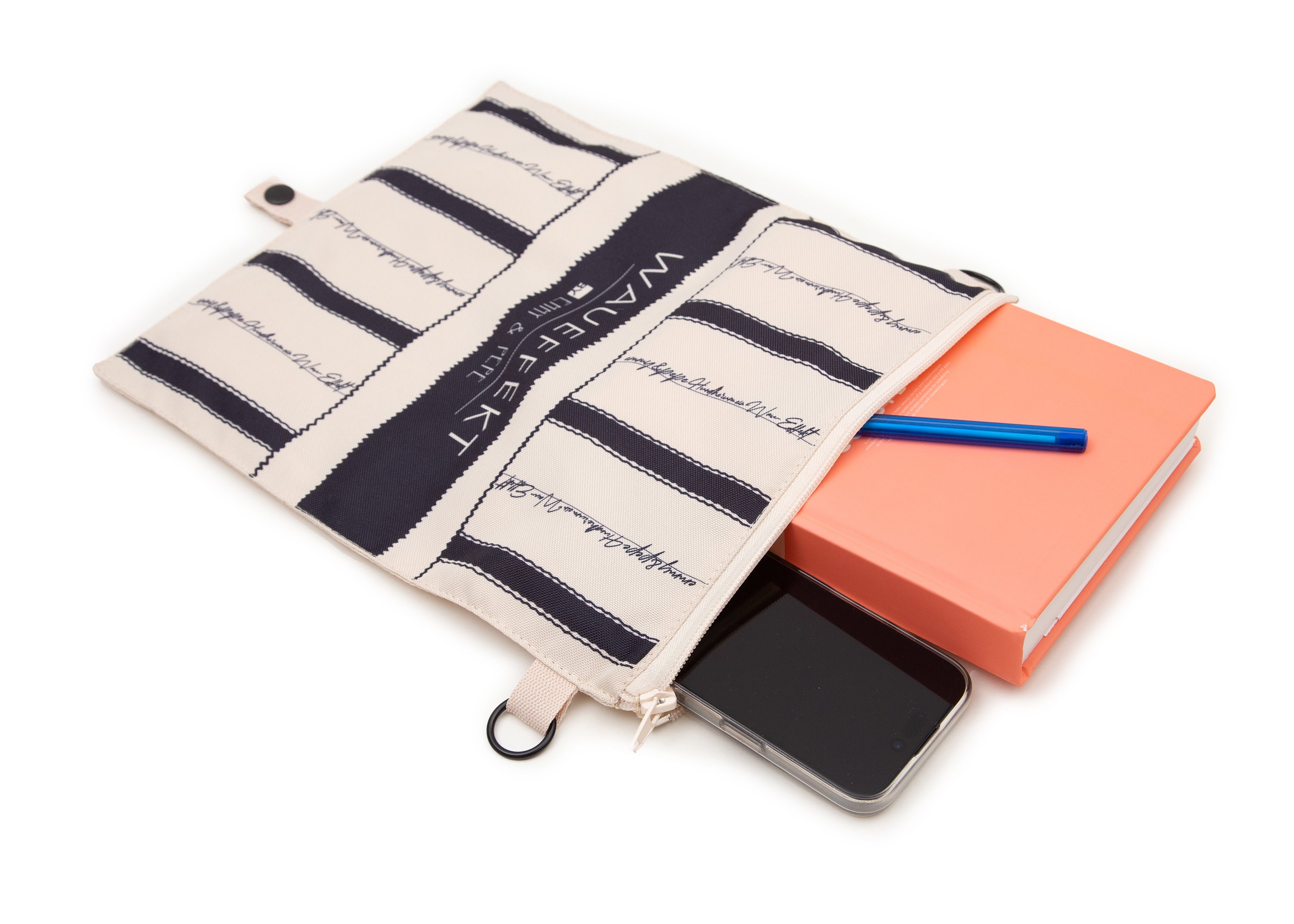 Abgelöste Klappe des Wau-Backpack Leo Dark als eigenständige Handtasche mit geöffnetem Fach, Handy und Notizbuch samt Stift sichtbar
