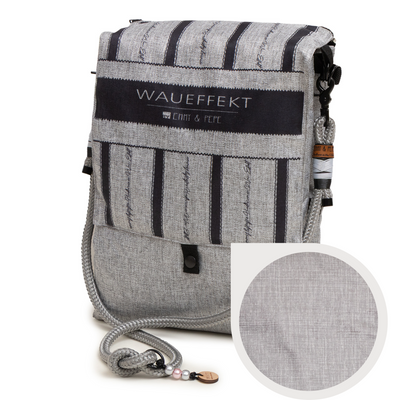 Wau-Backpack Stone in Grau und Schwarz von EMMY & PEPE in der Frontansicht, geschlossen mit Klappe und Tau-Schultergurt